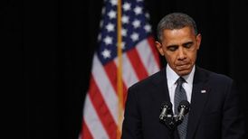 Sklíčený a prezident Obama v Newtownu.