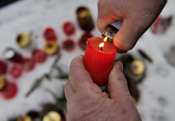 U plotu chalupy na Hrádečku na Trutnovsku, kde minulý rok ve věku 75 let zemřel první porevoluční český prezident Václav Havel, hořely 17. prosince desítky svíček. U plotu chalupy na Hrádečku na Trutnovsku, kde minulý rok ve věku 75 let zemřel první porevoluční český prezident Václav Havel, hořely 17. prosince desítky svíček.