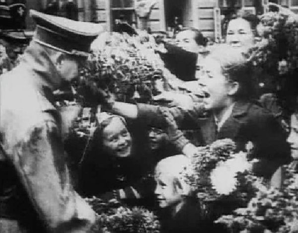 Sudetští Němci vítají freneticky Hitlera (1938).