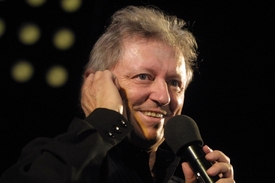Václav Neckář bude na pódiu bez Marie Rottrové.