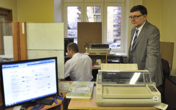 Ministr dopravy Zbyněk Stanjura (ODS) v pondělí kontroloval činnost registr ve své Opavě. Jeho hodnocení není nijak lichotivé. Pomalému systému by dal čtyřku. Ministr dopravy Zbyněk Stanjura (ODS) v pondělí kontroloval činnost registr ve své Opavě. Jeho hodnocení není nijak lichotivé. Pomalému systému by dal čtyřku.