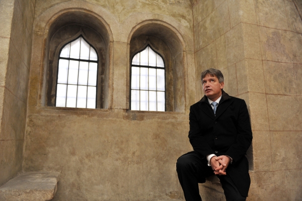 Primátor města Roman Onderka v takzvané klenotnici. Primátor města Roman Onderka v takzvané klenotnici.