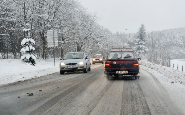Silnice v Česku kloužou, jízdu komplikují mlhy a sněžení.