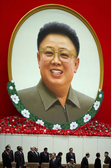 V posledních dnech se Severokorejci soustřeďují na první výročí úmrtí Kim Čong-ila (na portrétu).