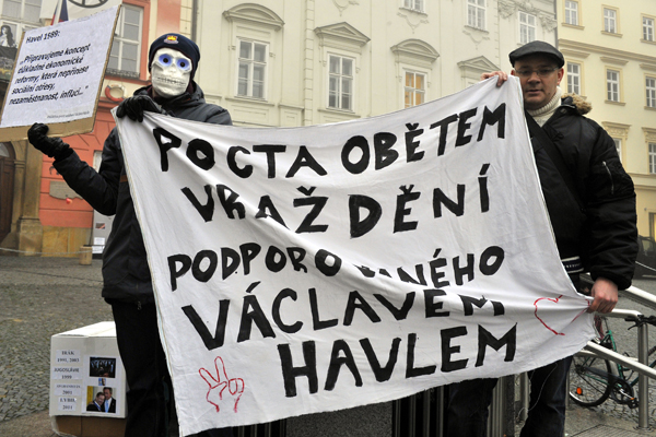 Odpůrci exprezidenta přišli s transparenty, což se nelíbilo jeho příznivcům.