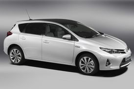 Se spalovacími motory přichází na trh také hybridní provedení.