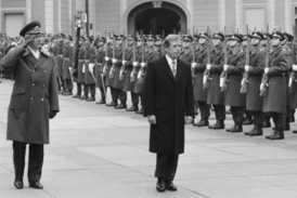 Václav Havel v krátkých kalhotách 29. prosince 1989 po svém zvolení do funkce prezidenta na Pražském hradě.