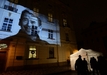 Organizátoři vzpomínkového programu promítali archivní fotografie Václava Havla na budovu pražského arcibiskupství.