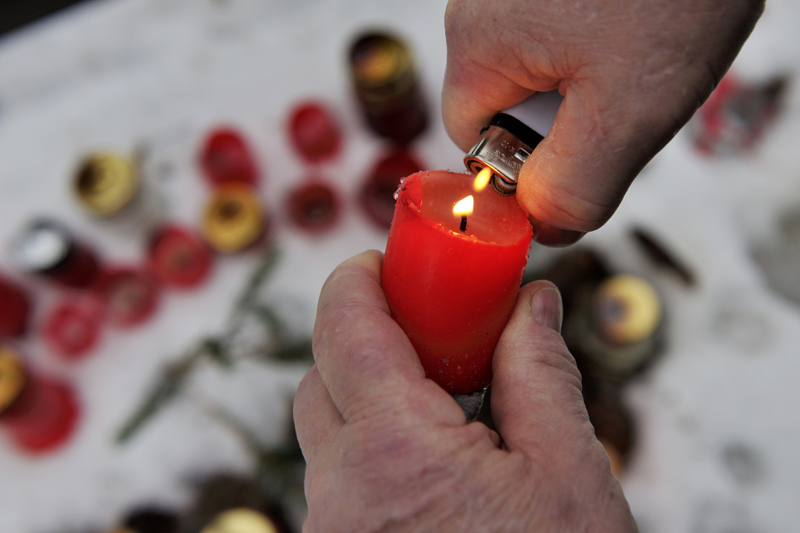 U plotu chalupy na Hrádečku na Trutnovsku, kde minulý rok zemřel Havel ve věku 75 let, hořely 17. prosince desítky svíček.