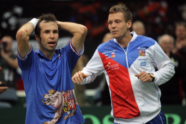 Radek Štěpánek (vlevo) po triumfu v Davis Cupu s parťákem Tomášem Berdychem.