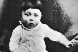 Maličký Adolf. Za to, že se z něj stal diktátor a masový vrah, Braunau nemůže.