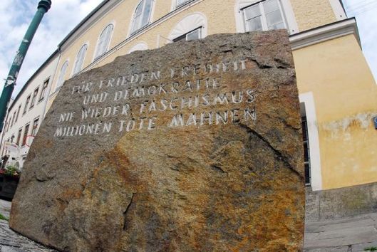 Hitlerův rodný dům v Braunau. Hitlerův rodný dům v Braunau.