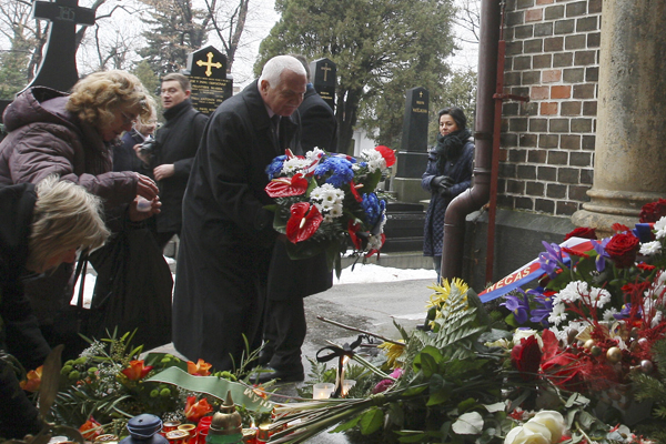 Prezident Václav Klaus položil věnec k místu posledního odpočinku Václava Havla na Vinohradském hřbitově v Praze.