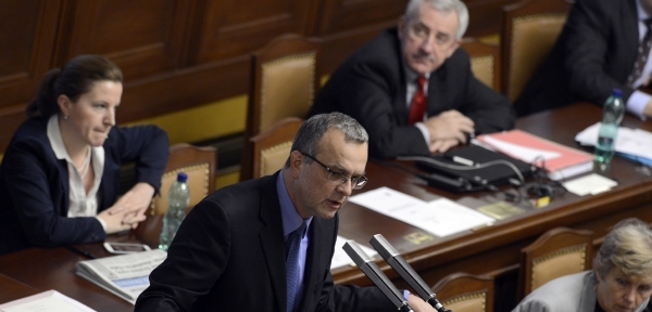 Sněmovna rozhodovala zrychleně ve stavu legislativní nouze. Sněmovna rozhodovala zrychleně ve stavu legislativní nouze.