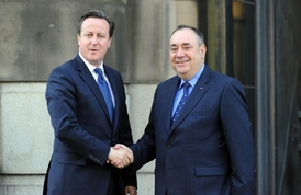 David Cameron s Alexem Salmondem (vpravo).
