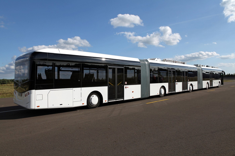 Největší autobus na světě stál 10 milionů dolarů (200 milionů korun) a měří 30 metrů na délku. Vejde se do něj 256 cestujících a pochází z německých Drážďan. Zajímavé je, že k řízení tohoto monstra není potřeba žádné zvláštní řidičské povolení, a to díky unikátnímu systému počítačového řízení. Největší autobus na světě stál 10 milionů dolarů (200 milionů korun) a měří 30 metrů na délku. Vejde se do něj 256 cestujících a pochází z německých Drážďan. Zajímavé je, že k řízení tohoto monstra není potřeba žádné zvláštní řidičské povolení, a to díky unikátnímu systému počítačového řízení.