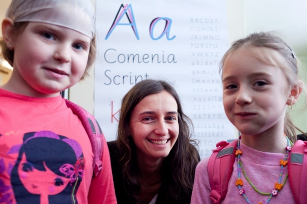 Grafička Radana Lencová se školáky při výuce nového písma Comenia