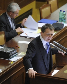 Vít Bárta na řečnický pult přinesl přepravku piv.