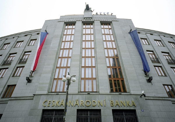 Česká národní banka začala udílet licence penzijním fondům na fondy pro druhý pilíř důchodového spoření.