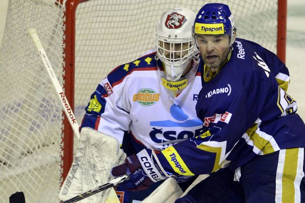 Kladenský útočník Jaromír Jágr a brankář Pardubic Martin Růžička. Kladenský útočník Jaromír Jágr a brankář Pardubic Martin Růžička.