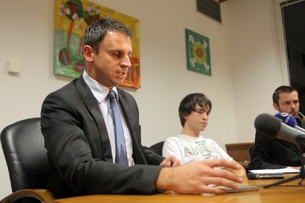 Hejtman Jiří Zimola na vyjednávání se studenty.