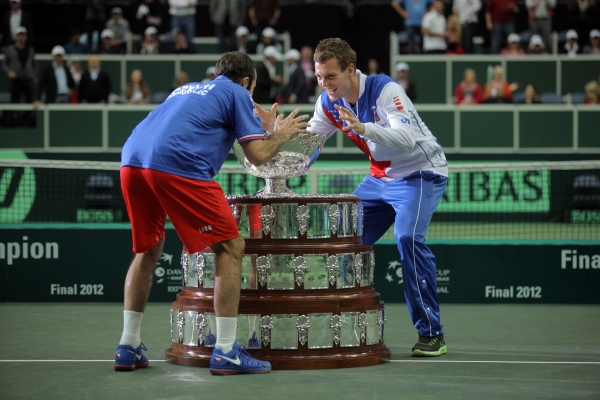 Radek Štěpánek a Tomáš Berdych při vítězném tanečku se "salátovou mísou"