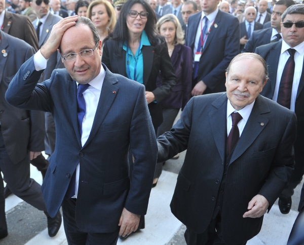Francois Hollande (vlevo) se v Alžírsku zapotil. Na snímku s alžírským prezidentem Abdalem Azíz Buteflikou. Francois Hollande (vlevo) se v Alžírsku zapotil. Na snímku s alžírským prezidentem Abdalem Azíz Buteflikou.