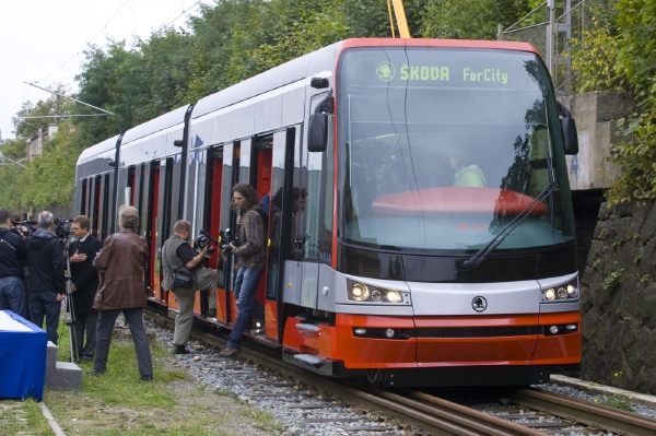 Nový typ tramvaje od Škody byla novinářům představená s velkou slávou. Nový typ tramvaje od Škody byla novinářům představená s velkou slávou.