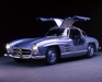 9. MERCEDES-BENZ 300 SL (1954). V roce 1952 vznikl jako závodní speciál, ovšem jeho úspěchy při 24 hodin Le Mans daly vzniknout i civilní verzi, která se objevila v roce 1954. Kvůli vysokým prahům si zavěšení dveří vyžádalo odlišné řešení, takže otevřený vůz připomínal racčí křídla, proto se mu také dostalo přezdívky Gullwing.