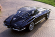 8. CHEVROLET CORVETE STING RAY (1963). Byl představen jako kupátko a kabriolet. Stal se jedním z nejprodávanějších sportovních vozů všech dob. Původní výkon 270 kW (360 koní) byl o rok později zvýšen na 280 kW (375 koní).