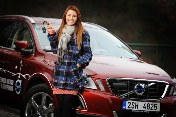Nejlepší česká golfistka Klára Spilková s klíčky od nového vozu Volvo XC60.