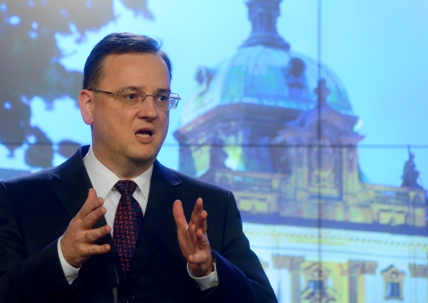 Premiér Petr Nečas vysvětluje, proč navrhl odvolat Karolínu Peake z postu ministryně obrany.