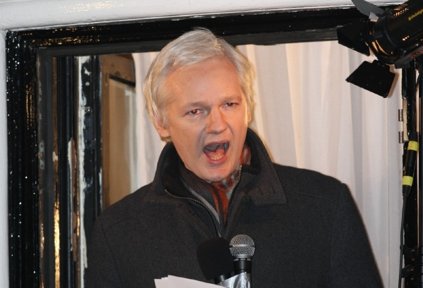 Assange promluvil z balkonu ekvádorského velvyslanectví v Londýně. Assange promluvil z balkonu ekvádorského velvyslanectví v Londýně.