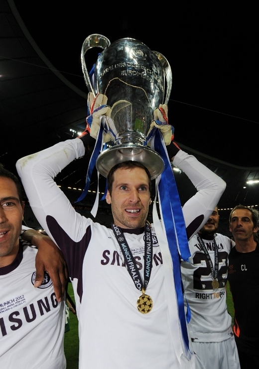Další český sportovec byl u jednoho z nejpřekvapivějších triumfů předchozího roku. Brankář Petr Čech výrazně pomohl londýnské Chelsea několikrát přežít sportovní "klinickou smrt" a dotáhl jí až do senzačního finále. Proti Bayernu Mnichov, který hrál navíc na domácím stadionu, vytáhl několik úžasných zákroků a pomohl svému týmu k prvnímu titulu v Lize mistrů. Další český sportovec byl u jednoho z nejpřekvapivějších triumfů předchozího roku. Brankář Petr Čech výrazně pomohl londýnské Chelsea několikrát přežít sportovní "klinickou smrt" a dotáhl jí až do senzačního finále. Proti Bayernu Mnichov, který hrál navíc na domácím stadionu, vytáhl několik úžasných zákroků a pomohl svému týmu k prvnímu titulu v Lize mistrů.