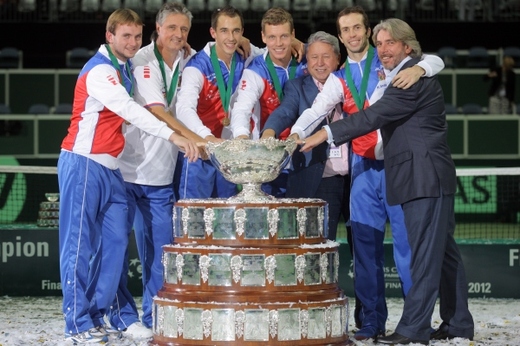 Jen o čtrnáct dní později byla O2 aréna zaplněná k prasknutí podruhé. Tentokrát kvůli Davisově poháru. Tomáš Berdych a Radek Štěpánek ve vypjaté bitvě nervů navázali na triumf tenistek a slavili historicky teprve druhý zisk slavné trofeje pro české barvy. Jen o čtrnáct dní později byla O2 aréna zaplněná k prasknutí podruhé. Tentokrát kvůli Davisově poháru. Tomáš Berdych a Radek Štěpánek ve vypjaté bitvě nervů navázali na triumf tenistek a slavili historicky teprve druhý zisk slavné trofeje pro české barvy.