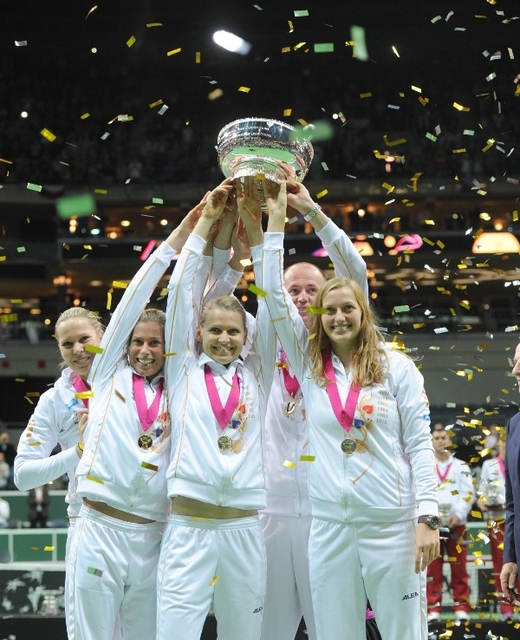 Zlaté vavříny a sběr titulů po olympiádě pro české barvy neskončil. Ženský fedcupový tým navázal na loňský triumf a tentokrát před domácím publikem ve vyprodané vysočanské hale slavil obhajobu. Rozhodující úder zasadila srbskému výběru senzačně hrající Lucie Šafářová. Zlaté vavříny a sběr titulů po olympiádě pro české barvy neskončil. Ženský fedcupový tým navázal na loňský triumf a tentokrát před domácím publikem ve vyprodané vysočanské hale slavil obhajobu. Rozhodující úder zasadila srbskému výběru senzačně hrající Lucie Šafářová.