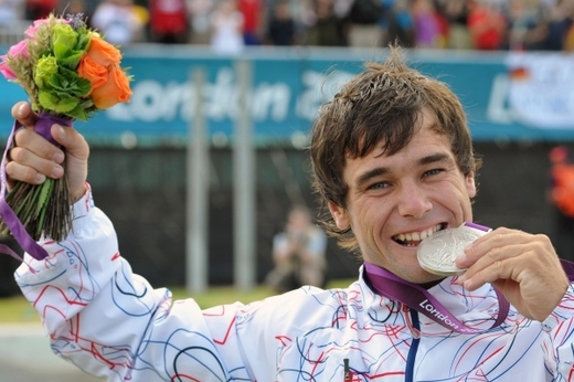 Olympijské hry v Londýně začaly pro český sport hodně vlažně. Očekávané naděje v úvodu selhaly, triumfovali ale jiní. Až v pátý den olympijských her vylovil z vody první cenný kov slalomář Vavřinec Hradilek. Pětadvacetiletý pohodář se mohl radost zakousnout do olympijského stříbra. Olympijské hry v Londýně začaly pro český sport hodně vlažně. Očekávané naděje v úvodu selhaly, triumfovali ale jiní. Až v pátý den olympijských her vylovil z vody první cenný kov slalomář Vavřinec Hradilek. Pětadvacetiletý pohodář se mohl radost zakousnout do olympijského stříbra.
