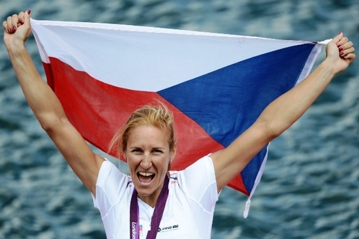 Co nedokázal na olympijském vodním kanálu Ondřej Synek, to dokonala jeho dámská kolegyně Mirka Knapková. Finále skifu naprosto ovládla i přes skrývané zranění a vyhrála pro Českou republiku první letošní olympijské zlato. Co nedokázal na olympijském vodním kanálu Ondřej Synek, to dokonala jeho dámská kolegyně Mirka Knapková. Finále skifu naprosto ovládla i přes skrývané zranění a vyhrála pro Českou republiku první letošní olympijské zlato.