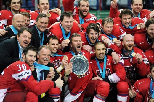 Nebylo to sice zlato, na které byli dříve čeští fanoušci zvyklí. Bronz z mistrovství světa si přesto všichni hráči vysoce cenili. Po prohře v semifinále se Slováky si čeští hokejisté v čele s nestárnoucím Petrem Nedvědem vyšlápli na domácí Finy. "Bronz má pro nás cenu zlata," prohlásil tehdy šťastný Nedvěd. Nebylo to sice zlato, na které byli dříve čeští fanoušci zvyklí. Bronz z mistrovství světa si přesto všichni hráči vysoce cenili. Po prohře v semifinále se Slováky si čeští hokejisté v čele s nestárnoucím Petrem Nedvědem vyšlápli na domácí Finy. "Bronz má pro nás cenu zlata," prohlásil tehdy šťastný Nedvěd.
