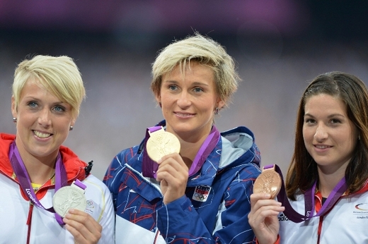 Jeden z nejlepších roků svého života zaznamenala oštěpařka Barbora Špotáková. Česká sportovkyně roku obhájila v Londýně suverénním způsobem olympijské zlato. Poté ohlásila přerušení kariéry kvůli dalšímu úspěchu. Čeká narození potomka. Jeden z nejlepších roků svého života zaznamenala oštěpařka Barbora Špotáková. Česká sportovkyně roku obhájila v Londýně suverénním způsobem olympijské zlato. Poté ohlásila přerušení kariéry kvůli dalšímu úspěchu. Čeká narození potomka.
