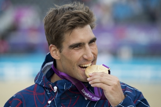 Samotný závěr olympiády zářil pro českou reprezentaci zlatě. Po neskutečně napínavém vyvrcholení slavil v poslední pětibojařské disciplíně zisk nejcennějšího kovu David Svoboda. Poté, co v závěrečném okruhu běhu předběhl čínského závodníka, se stal novým idolem mnoha žen a dívek. Samotný závěr olympiády zářil pro českou reprezentaci zlatě. Po neskutečně napínavém vyvrcholení slavil v poslední pětibojařské disciplíně zisk nejcennějšího kovu David Svoboda. Poté, co v závěrečném okruhu běhu předběhl čínského závodníka, se stal novým idolem mnoha žen a dívek.