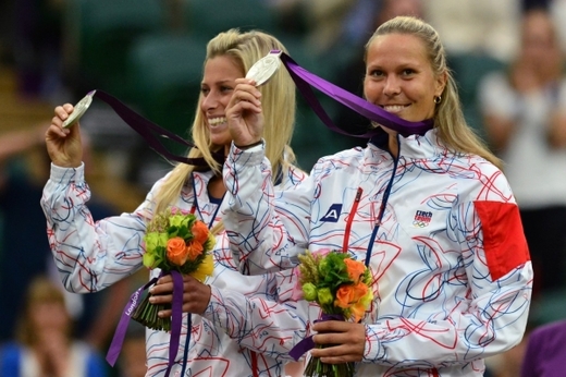 Zatímco Tomáš Berdych a Petra Kvitová se na olympijském tenisovém turnaji spíše trápili, na zlatou medaili útočily české deblistky. Skvělou jízdu Andrey Hlaváčkové a Lucie Hradecké ukončily až ve finále strojově přesné americké sestry Williamsovy. Zatímco Tomáš Berdych a Petra Kvitová se na olympijském tenisovém turnaji spíše trápili, na zlatou medaili útočily české deblistky. Skvělou jízdu Andrey Hlaváčkové a Lucie Hradecké ukončily až ve finále strojově přesné americké sestry Williamsovy.