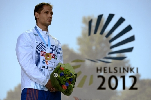 Do zlata se z českého pohledu zabarvilo i atletické mistrovství Evropy v Helsinkách. Skvělé zlato vybojoval oštěpař Vítězslav Veselý (na snímku), v běhu na 400 metrů triumfoval Pavel Maslák a z tyčkařského sektoru přivezla nejcennější kov Jiřina Ptáčníková. Dařilo se i českým běžkyním, Denisa Rosolová vybojovala v závodě na 400 metrů překážek stříbro a na bronz poté dosáhla i se štafetou na 4x400 metrů. Do zlata se z českého pohledu zabarvilo i atletické mistrovství Evropy v Helsinkách. Skvělé zlato vybojoval oštěpař Vítězslav Veselý (na snímku), v běhu na 400 metrů triumfoval Pavel Maslák a z tyčkařského sektoru přivezla nejcennější kov Jiřina Ptáčníková. Dařilo se i českým běžkyním, Denisa Rosolová vybojovala v závodě na 400 metrů překážek stříbro a na bronz poté dosáhla i se štafetou na 4x400 metrů.