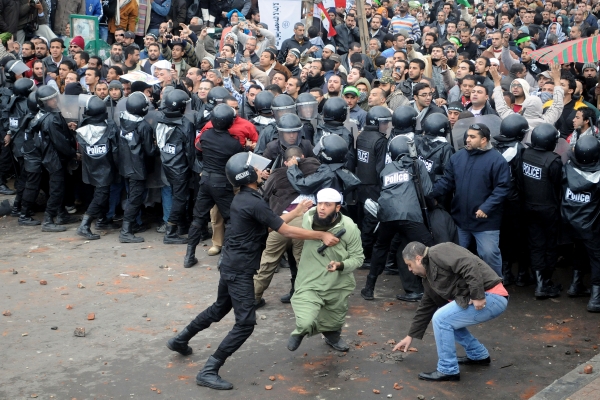 Policie v severoegyptské Alexandrii zasáhla slzným plynem při střetech mezi islamisty a jejich oponenty.