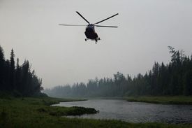 Po ztracených mužích pátrala v tajze helikoptéra (ilustrační fotografie).