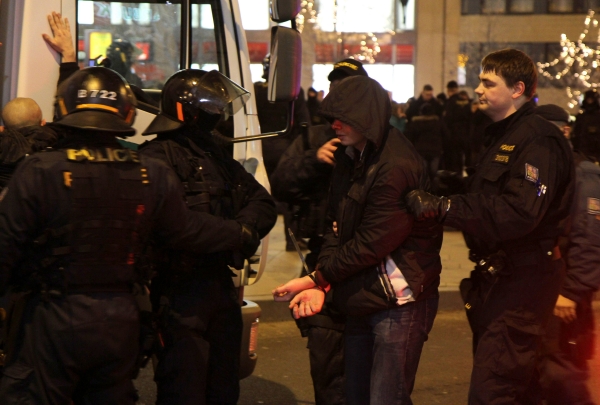 Policie asi 20 výtržníků zadržela.