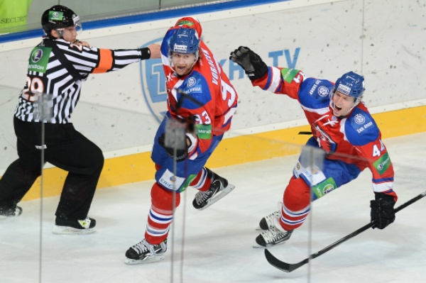 Jakub Voráček (vlevo) slaví gól.