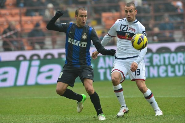 Sebastian Palacio (vpravo) soupeří o balon s Luca Antonelli.