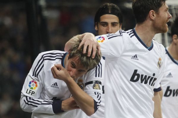 Fotbalisté Realu Madrid podpoří nemocného trenéra konkurenční Barcelony Tita Vilanovu. Fotbalisté Realu Madrid podpoří nemocného trenéra konkurenční Barcelony Tita Vilanovu.
