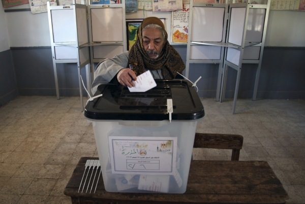 Egyptský volič při druhém kole referenda, které má rozhodnout o nové kontroverzní ústavě.